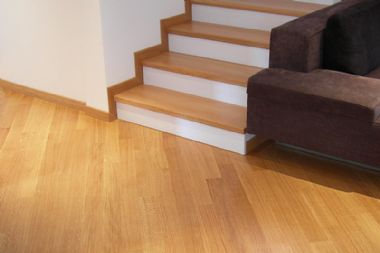 Rodapíe, suelo y escalera